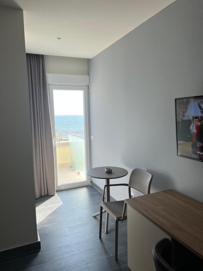 Split Rooftop Suites Durres Bagian luar foto