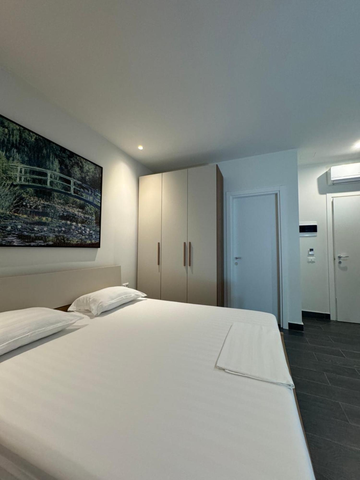 Split Rooftop Suites Durres Bagian luar foto